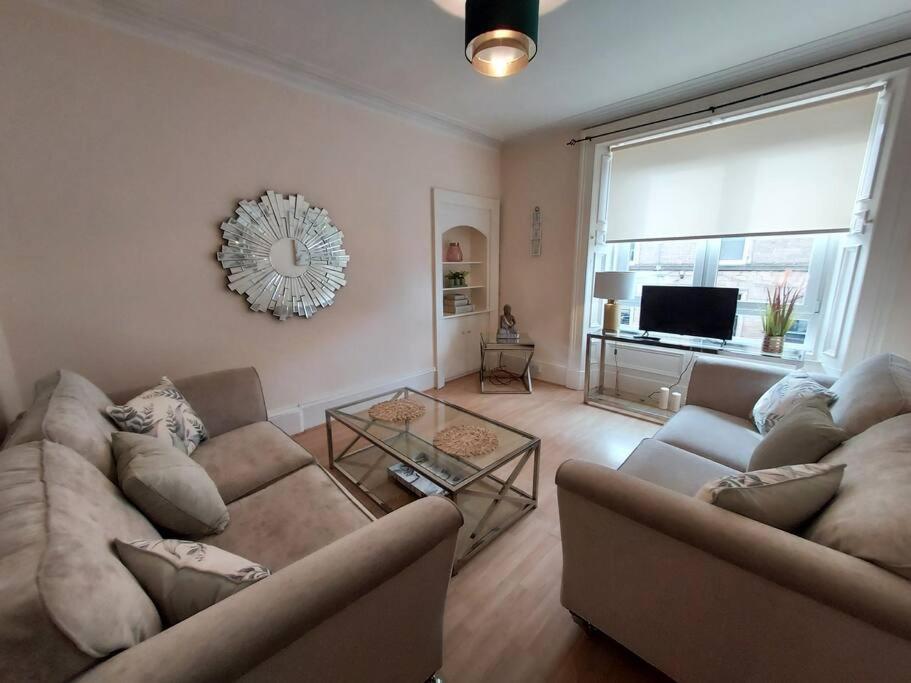 Lovely 2 Bedroom Apartment In The Centre Of Hawick Esterno foto