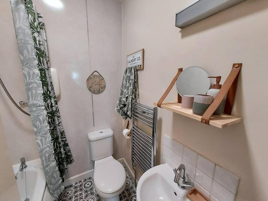 Lovely 2 Bedroom Apartment In The Centre Of Hawick Esterno foto